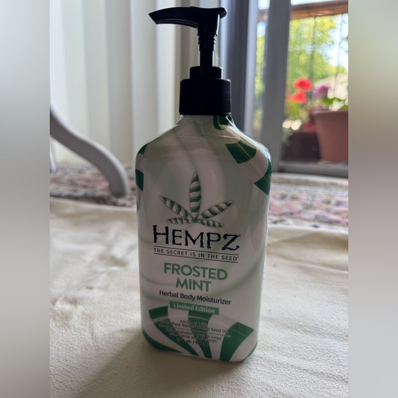 Hempz Frosted Mint Body Moisturizer‎ Lotion Limited Edition 17 FL Oz / 500 ML - Picture 1 of 3